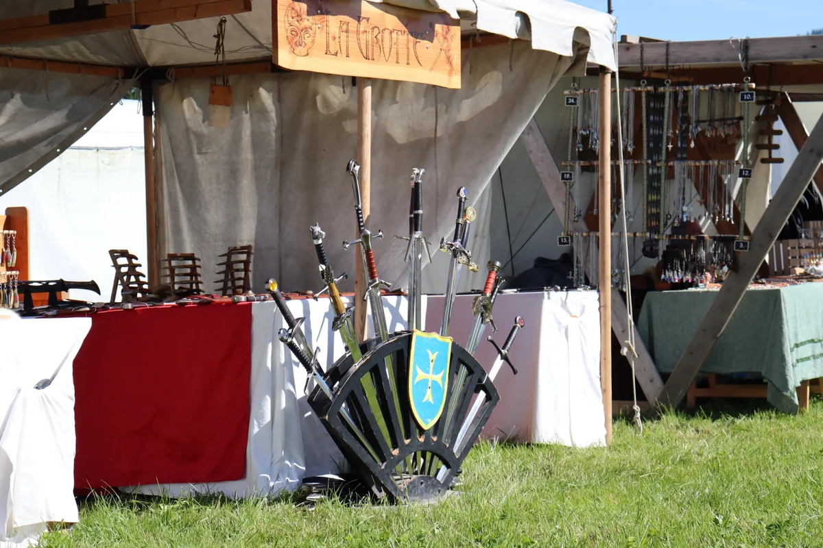 Ein Marktstand, der Schwerter und andere Kunstwaffen verkauft